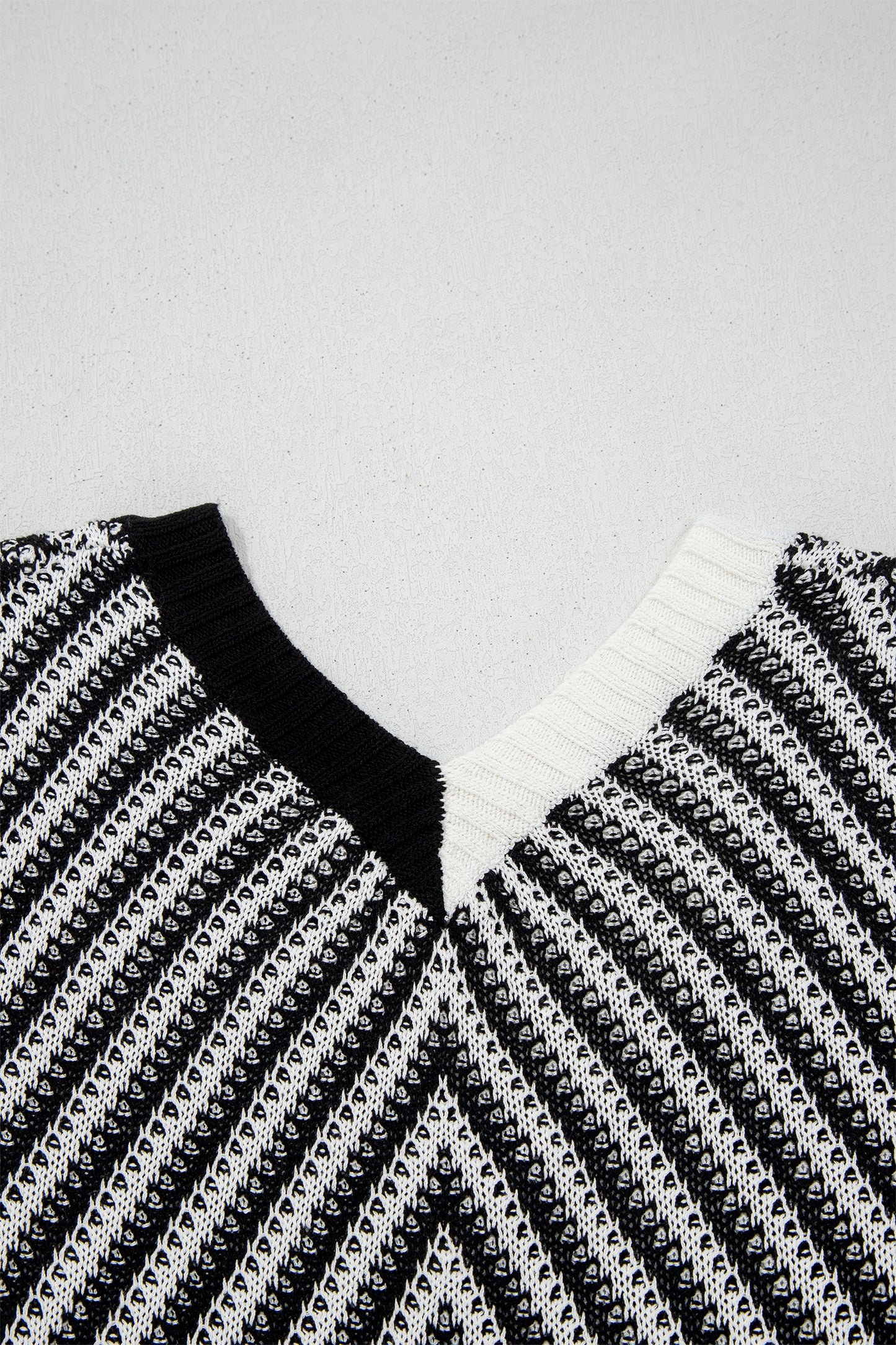 Chevron Contrast V-Neck Sleeveless Sweater Top