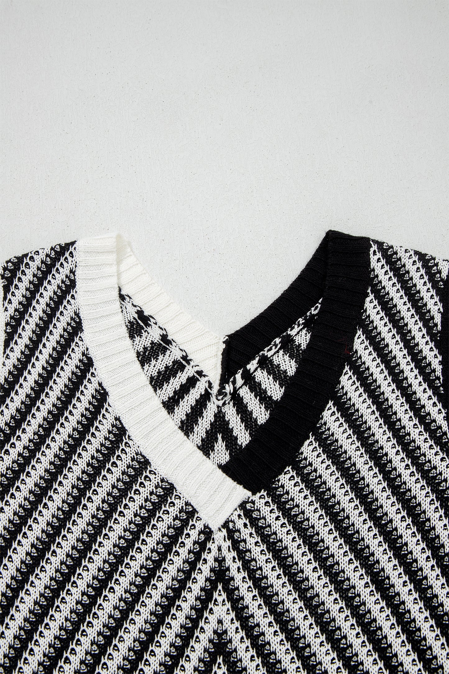 Chevron Contrast V-Neck Sleeveless Sweater Top