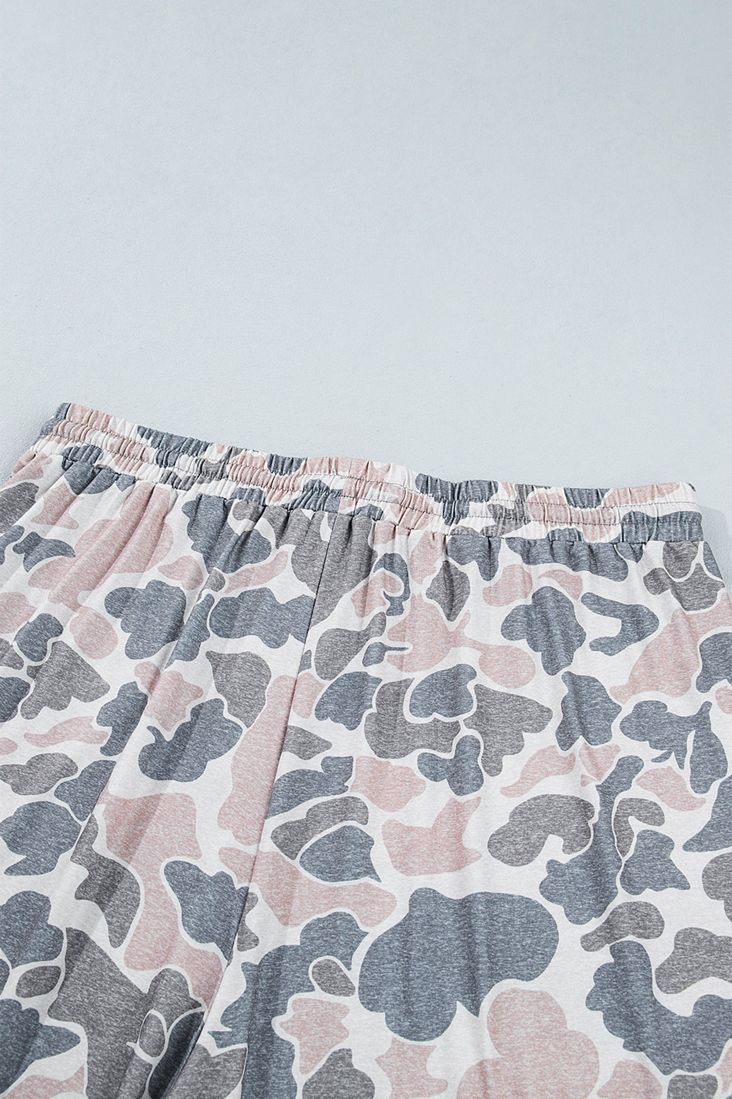 Plus Size Camo Patch Pocket Drawstring Cropped Pants