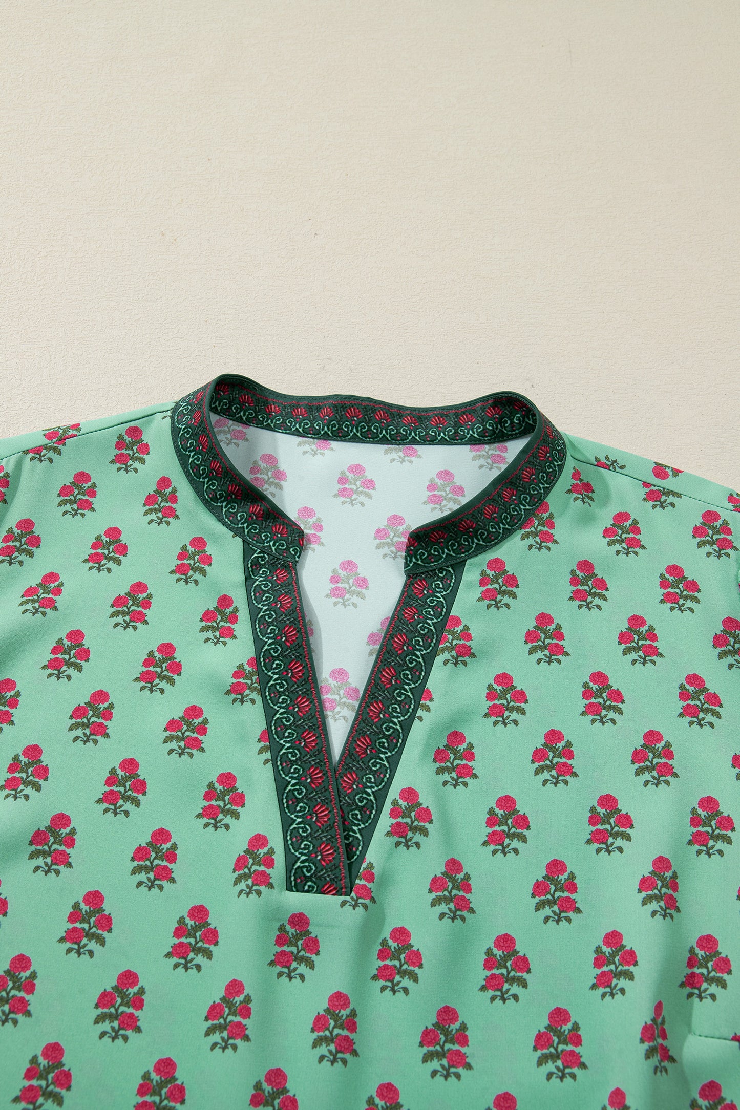 Plus Size Floral Contrast Trim V-Neck Blouse