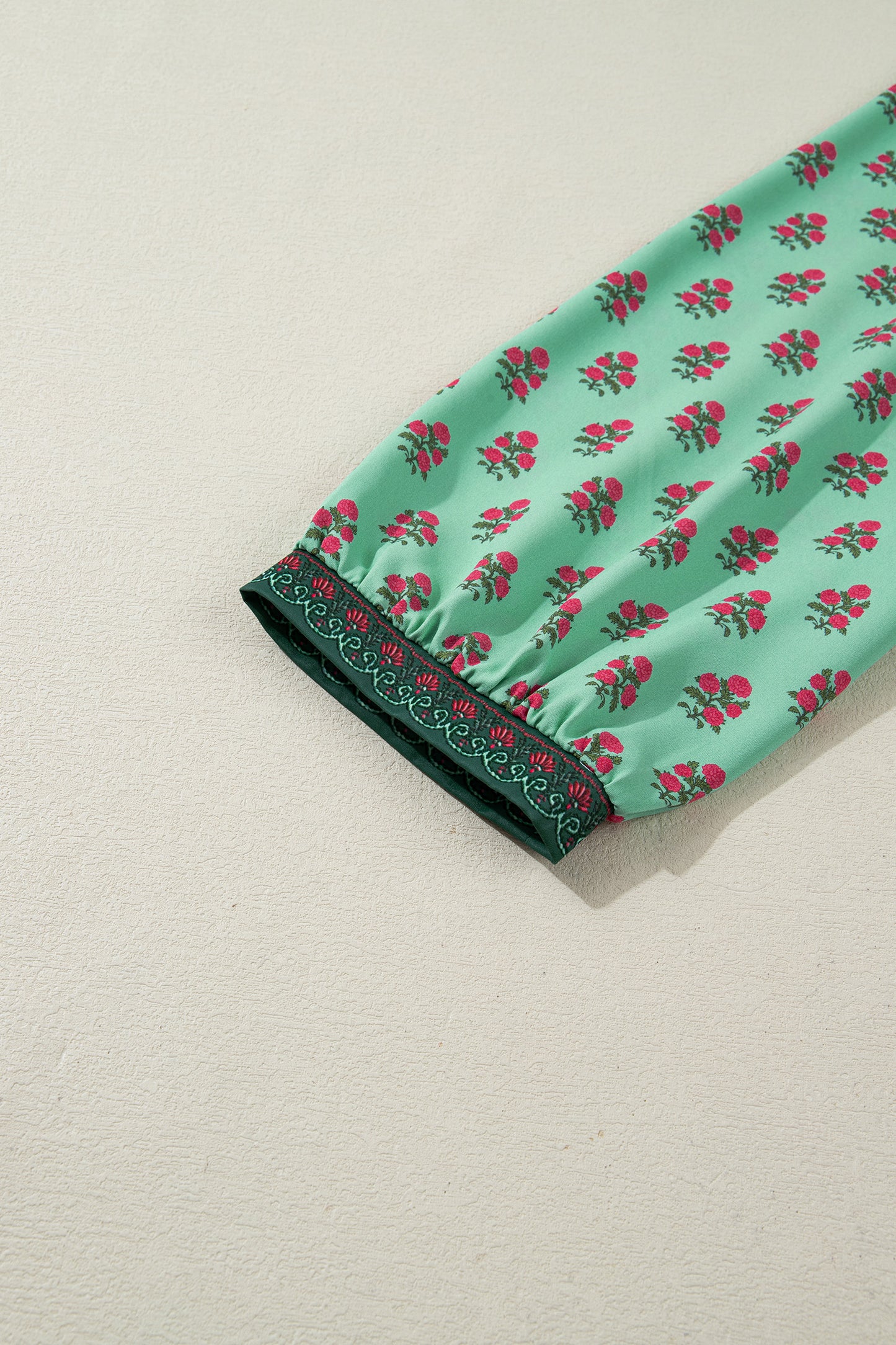 Plus Size Floral Contrast Trim V-Neck Blouse