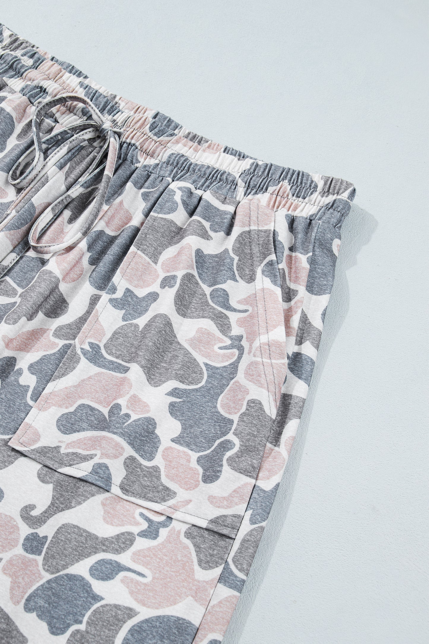 Plus Size Camo Patch Pocket Drawstring Cropped Pants