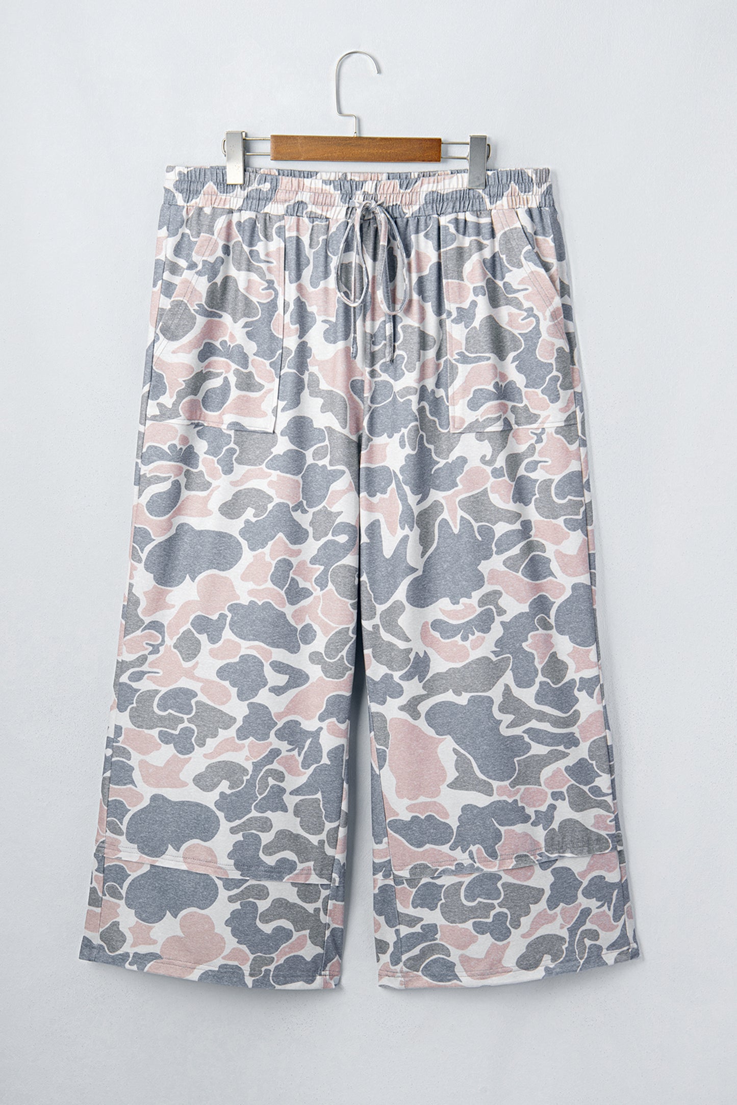 Plus Size Camo Patch Pocket Drawstring Cropped Pants