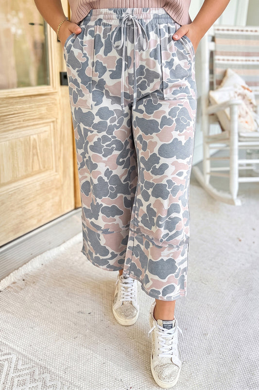Plus Size Camo Patch Pocket Drawstring Cropped Pants