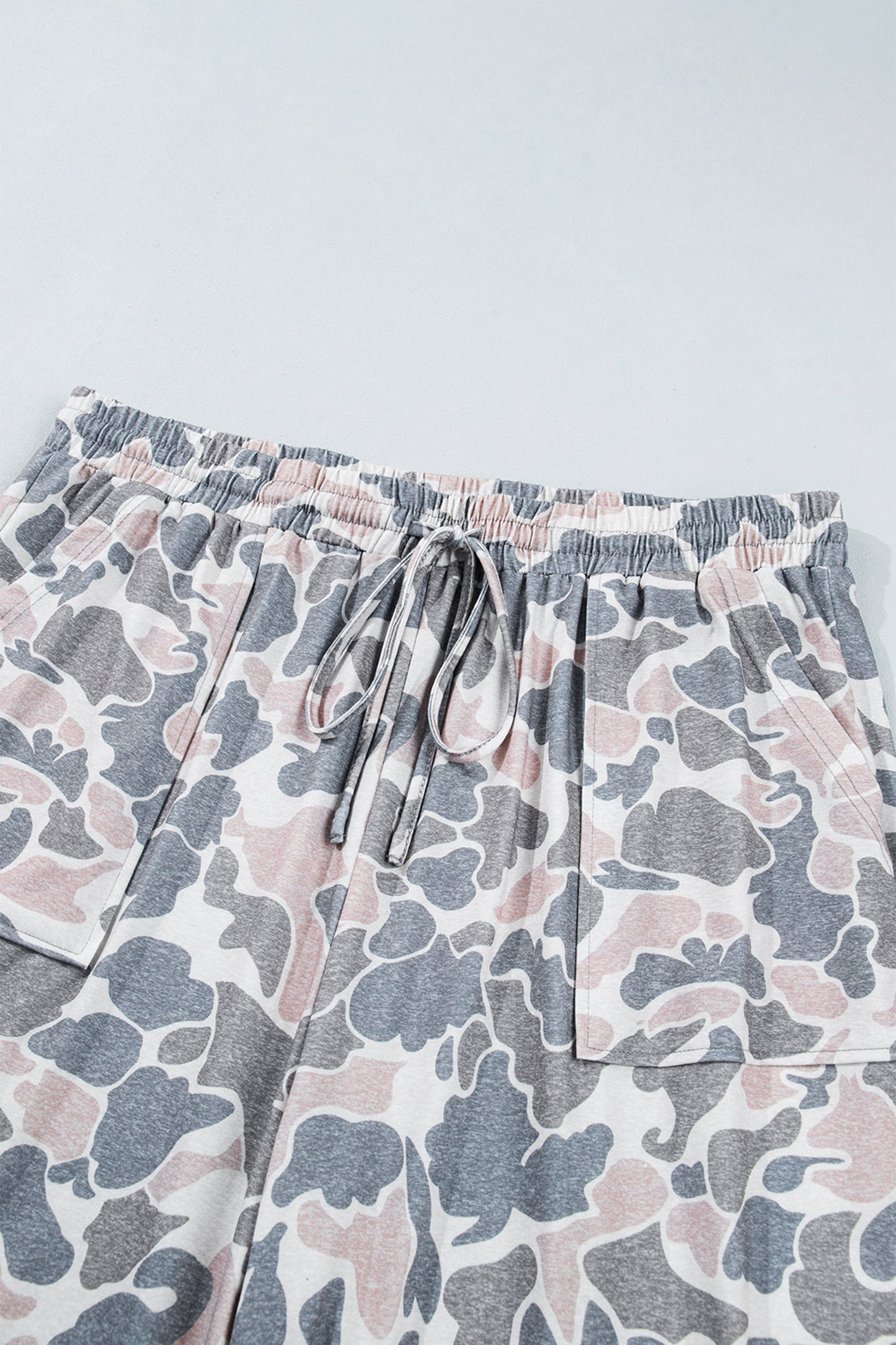 Plus Size Camo Patch Pocket Drawstring Cropped Pants