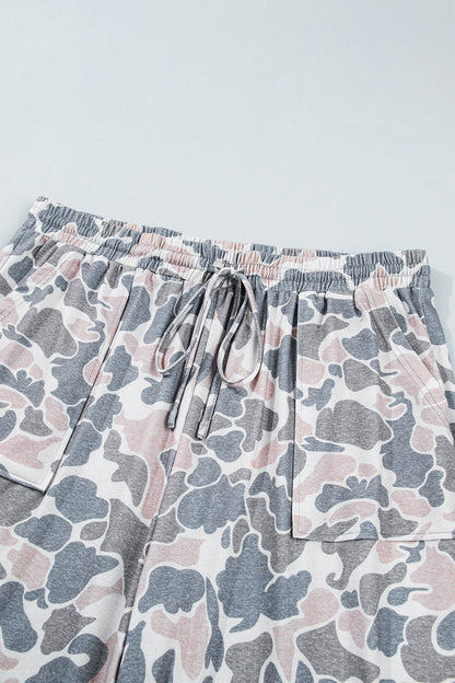 Plus Size Camo Patch Pocket Drawstring Cropped Pants